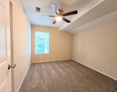 2602 N Red Cedar Circle - Photo Thumbnail 10