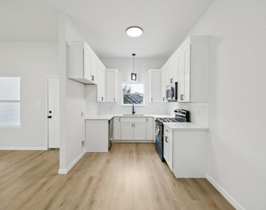 422 New Hampshire Street - Photo Thumbnail 3