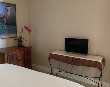 9640 Victoria Lane - Photo Thumbnail 3