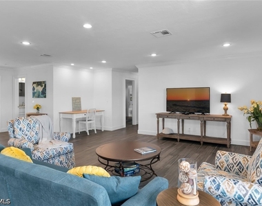 1020 Swallow Avenue - Photo Thumbnail 3