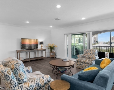 1020 Swallow Avenue - Photo Thumbnail 2