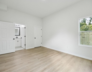 301 Cartersville Street - Photo Thumbnail 6