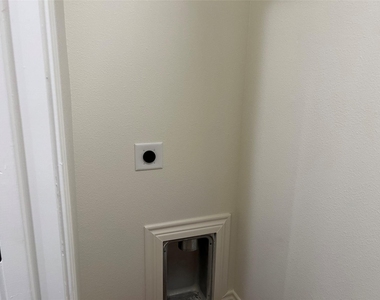 1231 Sycamore Avenue - Photo Thumbnail 3