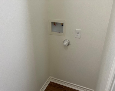 1231 Sycamore Avenue - Photo Thumbnail 2