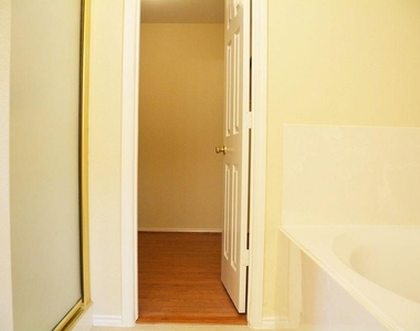 10011 Nw Park Place Drive - Photo Thumbnail 16