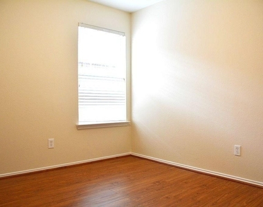 10011 Nw Park Place Drive - Photo Thumbnail 6