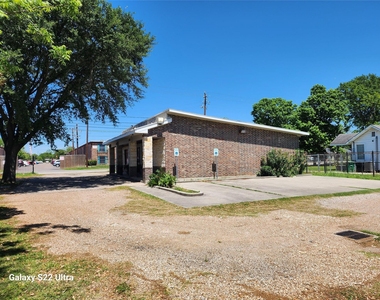 410 Rosamond Street - Photo Thumbnail 4