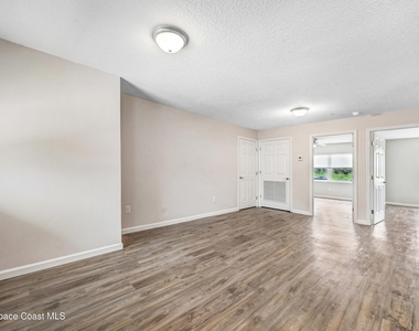 1895 Convair St Se # Se - Photo Thumbnail 4