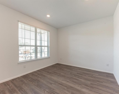 6016 Heritage Creek Lane - Photo Thumbnail 2