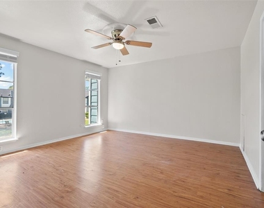 328 S 2nd Street - Photo Thumbnail 3