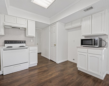 1106 E Red Cedar Circle - Photo Thumbnail 12