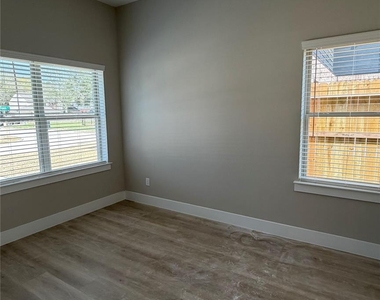 2615 Piemonte Avenue Cir - Photo Thumbnail 20
