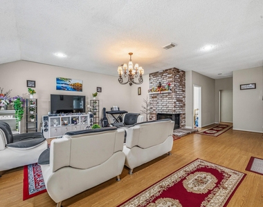 9915 Villa Verde Drive - Photo Thumbnail 4