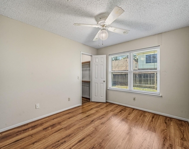 9915 Villa Verde Drive - Photo Thumbnail 11