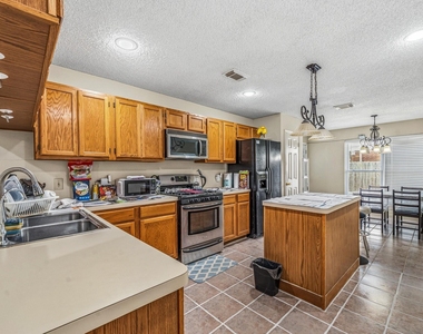 9915 Villa Verde Drive - Photo Thumbnail 7