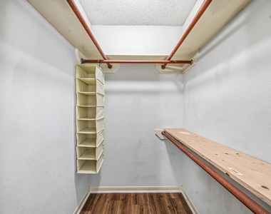 9915 Villa Verde Drive - Photo Thumbnail 13