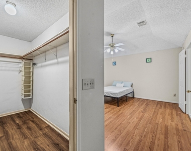 9915 Villa Verde Drive - Photo Thumbnail 14