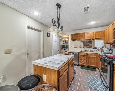 9915 Villa Verde Drive - Photo Thumbnail 8