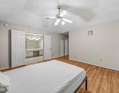 9915 Villa Verde Drive - Photo Thumbnail 17