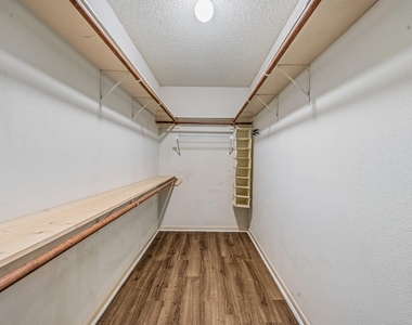 9915 Villa Verde Drive - Photo Thumbnail 15