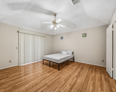 9915 Villa Verde Drive - Photo Thumbnail 16