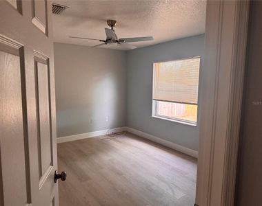 1133 E Rohe Street - Photo Thumbnail 12