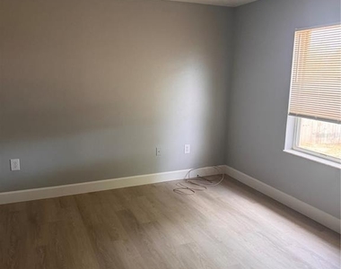 1133 E Rohe Street - Photo Thumbnail 10