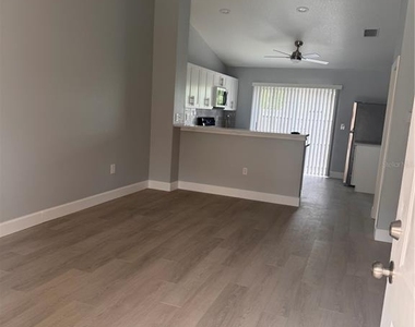 1133 E Rohe Street - Photo Thumbnail 5