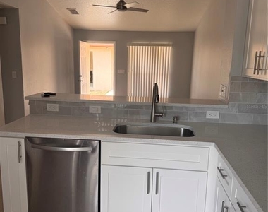 1133 E Rohe Street - Photo Thumbnail 7