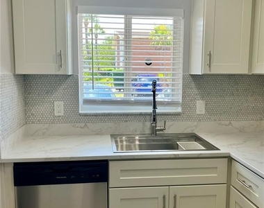 4550 Overlook Drive Ne - Photo Thumbnail 5