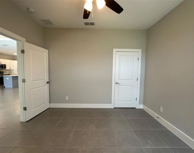 207 Begonia Lane - Photo Thumbnail 9