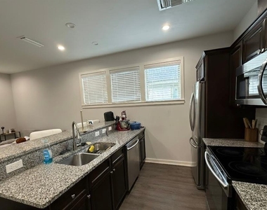 717 Nw 10th Street - Photo Thumbnail 3