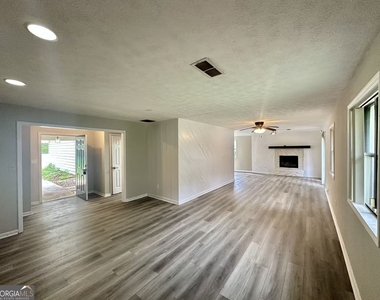 100 Lakeview Lane - Photo Thumbnail 7