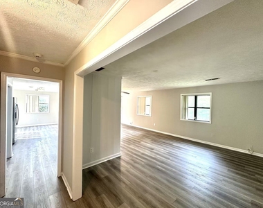 100 Lakeview Lane - Photo Thumbnail 5
