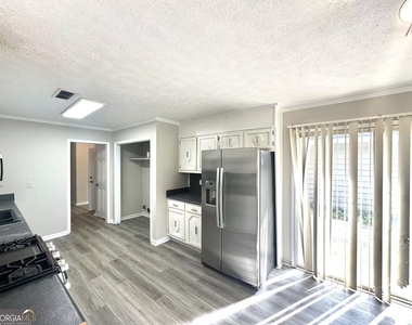 100 Lakeview Lane - Photo Thumbnail 10