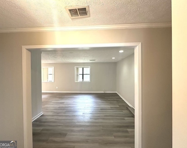 100 Lakeview Lane - Photo Thumbnail 4