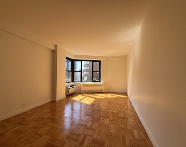 4th Avenue - Photo Thumbnail 1