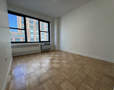 4th Avenue - Photo Thumbnail 1