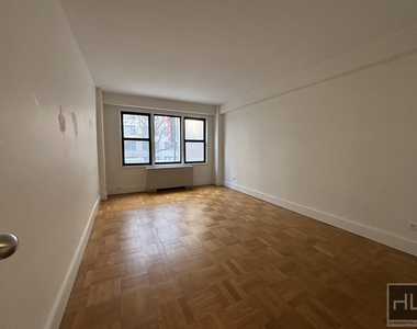East 63 Street - Photo Thumbnail 4