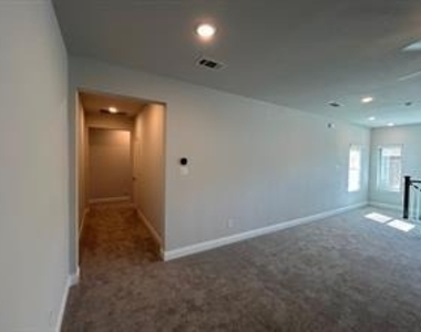 9008 Guadalupe Street - Photo Thumbnail 7