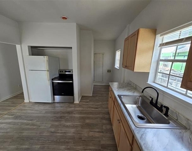 5004 E Side Avenue - Photo Thumbnail 1