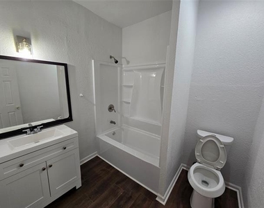 5004 E Side Avenue - Photo Thumbnail 3