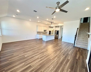 512 Virginia Way - Photo Thumbnail 5