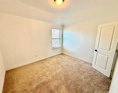 512 Virginia Way - Photo Thumbnail 15
