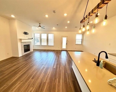 512 Virginia Way - Photo Thumbnail 7