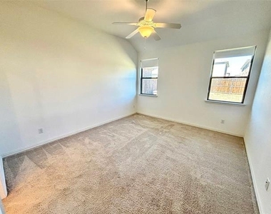 512 Virginia Way - Photo Thumbnail 17