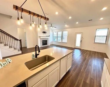 512 Virginia Way - Photo Thumbnail 4