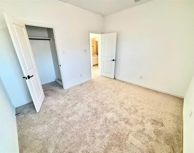 512 Virginia Way - Photo Thumbnail 11