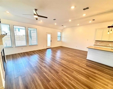512 Virginia Way - Photo Thumbnail 8