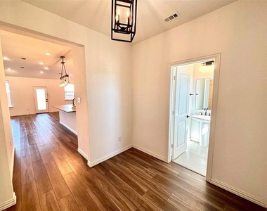512 Virginia Way - Photo Thumbnail 3
